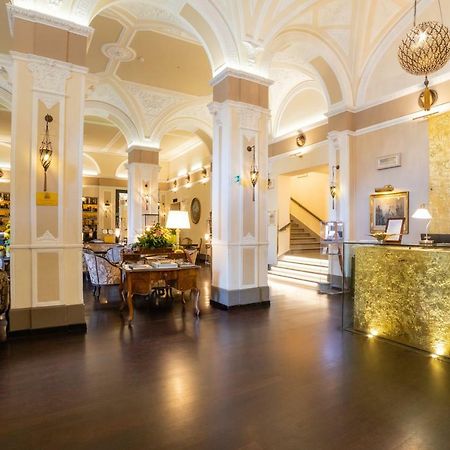 Hotel Bernini Palace Флоренція Екстер'єр фото The lobby of the hotel