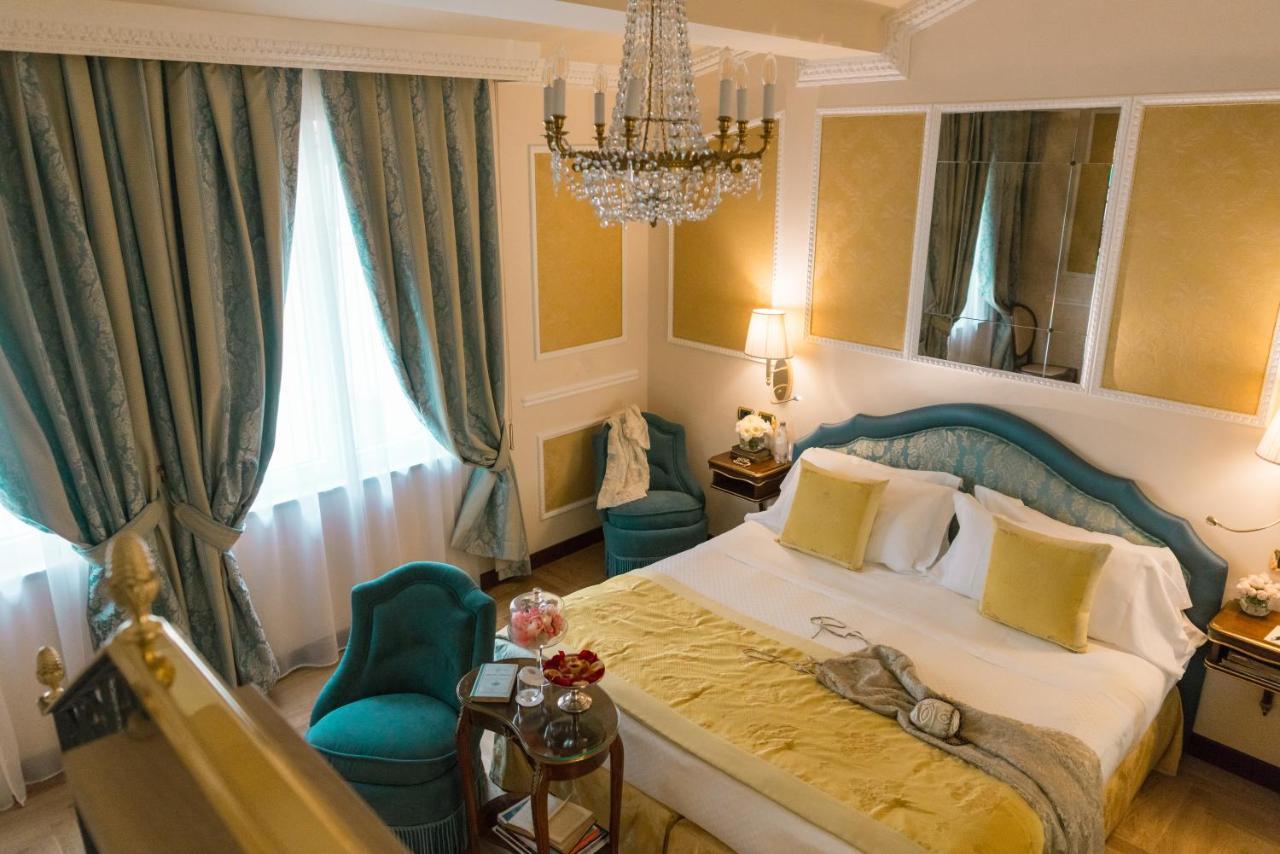 Hotel Bernini Palace Флоренція Екстер'єр фото A room at the hotel
