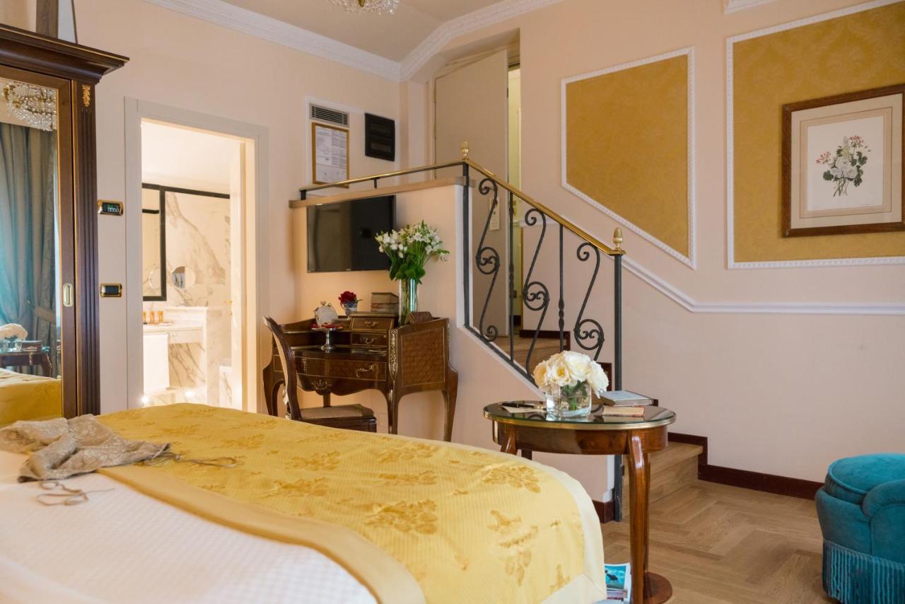 Hotel Bernini Palace Флоренція Екстер'єр фото A suite at the hotel