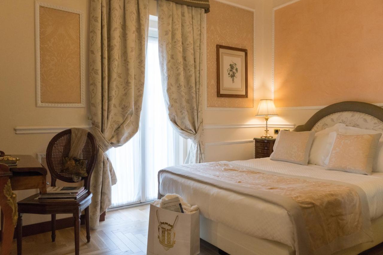 Hotel Bernini Palace Флоренція Екстер'єр фото A room at the hotel