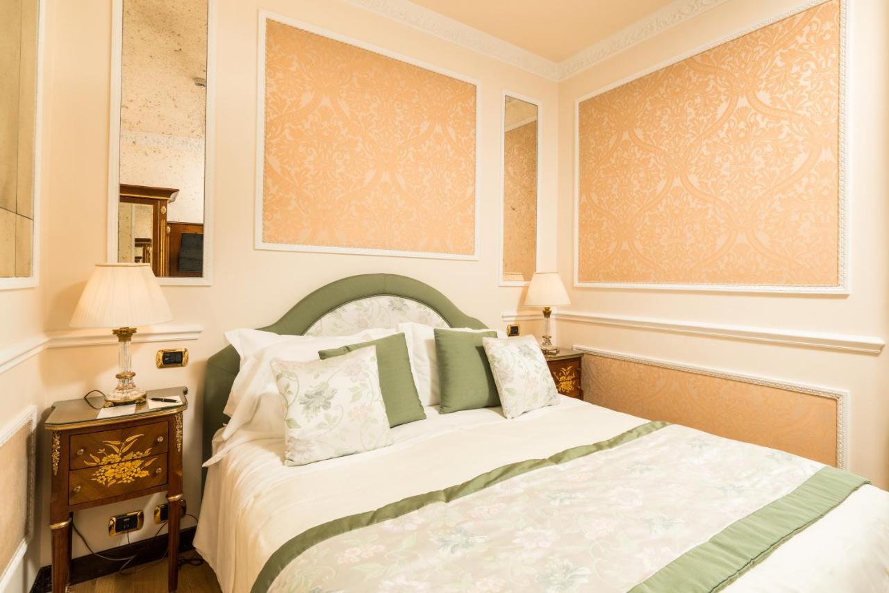 Hotel Bernini Palace Флоренція Екстер'єр фото A bedroom at the hotel