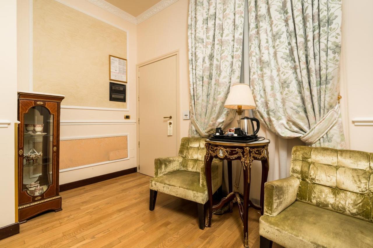 Hotel Bernini Palace Флоренція Екстер'єр фото A room at the hotel