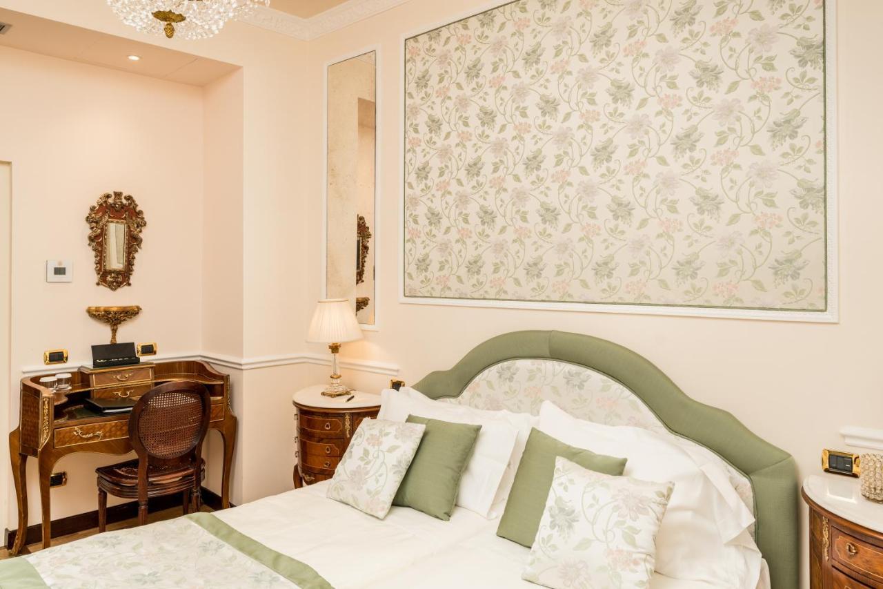 Hotel Bernini Palace Флоренція Екстер'єр фото A bedroom at the hotel