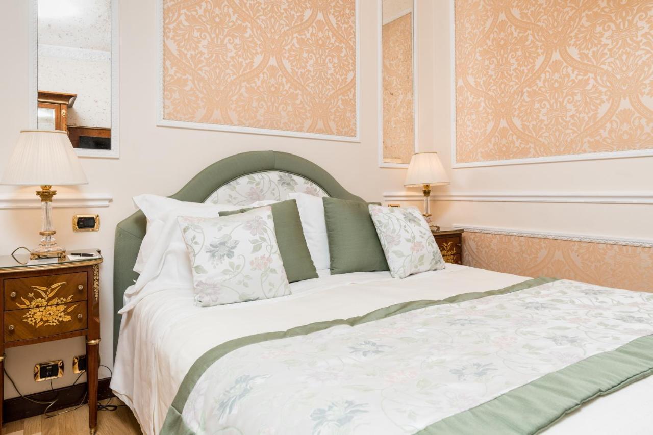 Hotel Bernini Palace Флоренція Екстер'єр фото A bedroom at the hotel