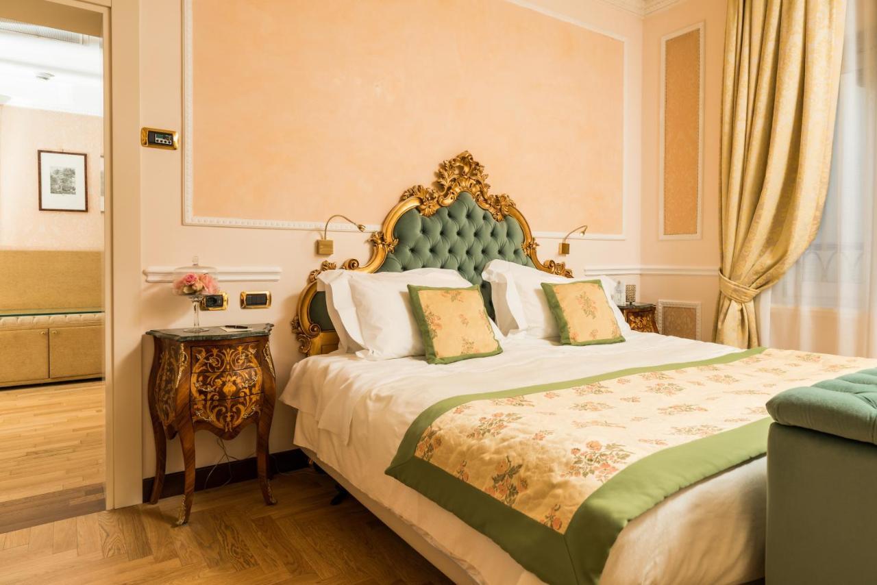 Hotel Bernini Palace Флоренція Екстер'єр фото A room at the Hotel Excelsior