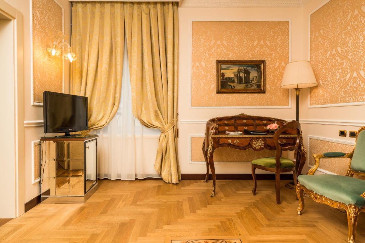 Hotel Bernini Palace Флоренція Екстер'єр фото A room at the hotel