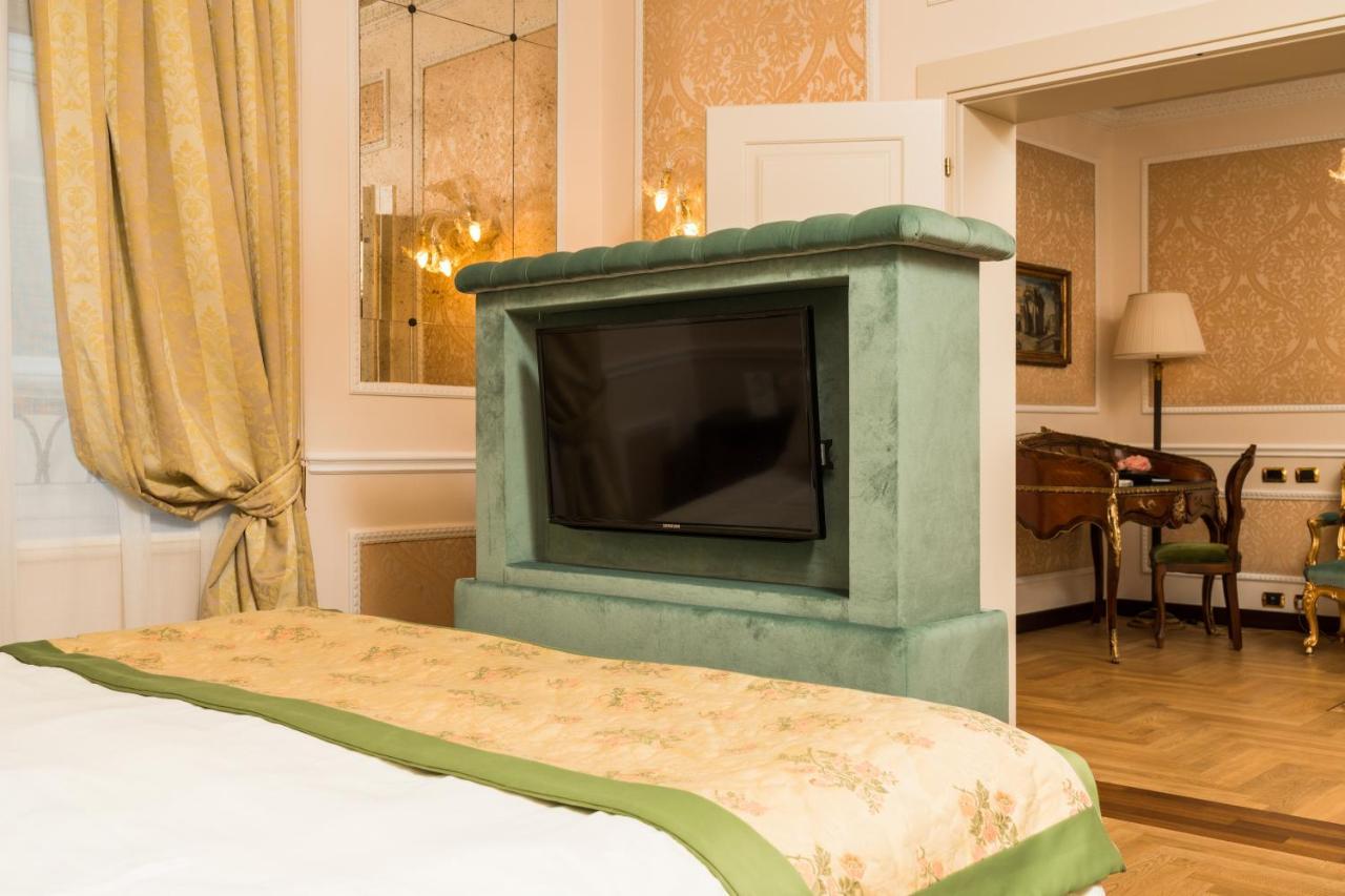 Hotel Bernini Palace Флоренція Екстер'єр фото A television set in a hotel room