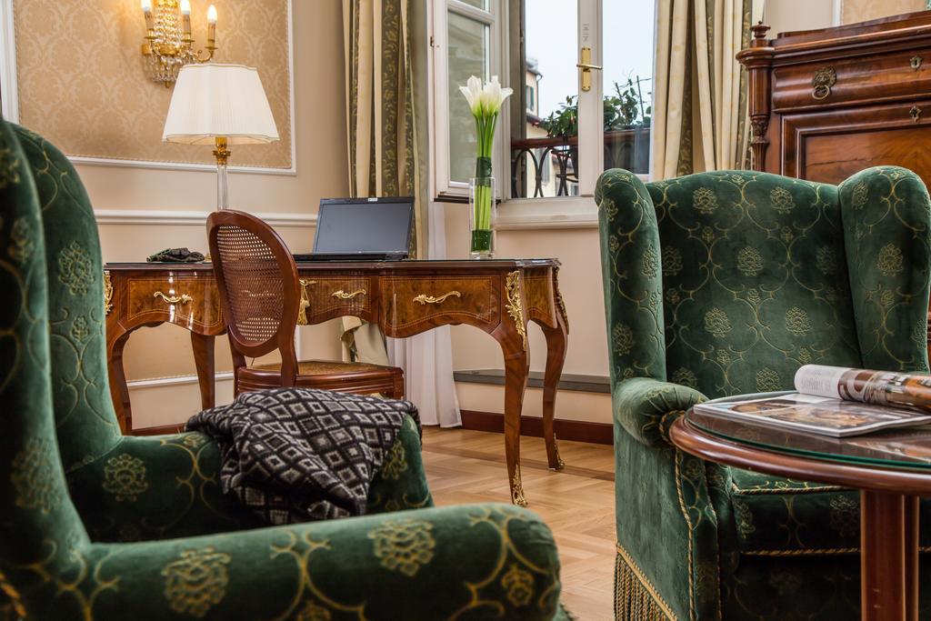Hotel Bernini Palace Флоренція Екстер'єр фото A room at the hotel