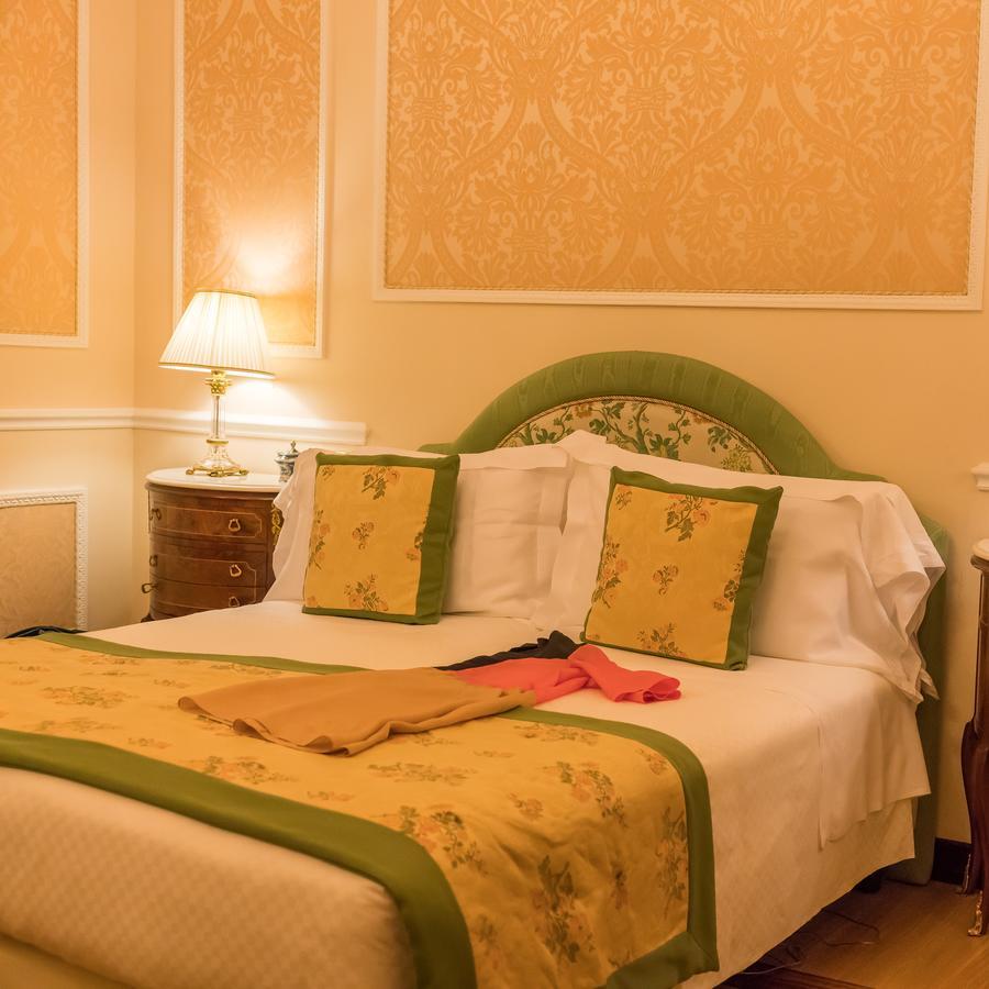 Hotel Bernini Palace Флоренція Екстер'єр фото A bedroom at the hotel