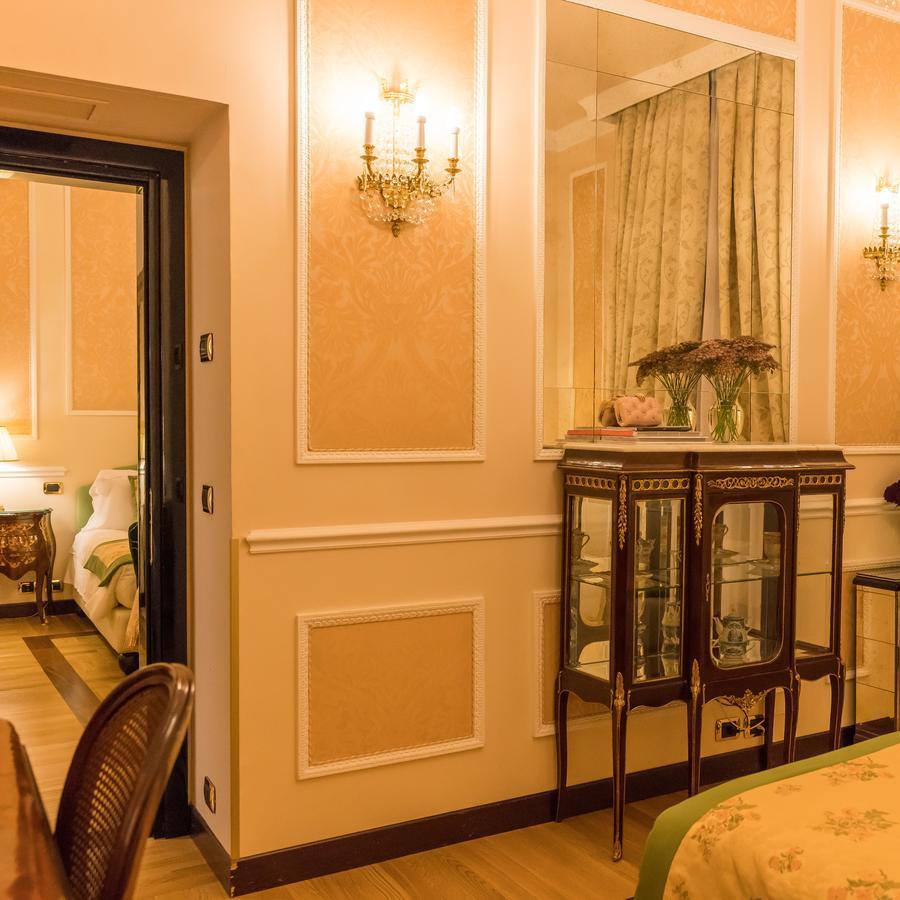 Hotel Bernini Palace Флоренція Екстер'єр фото A suite at the hotel