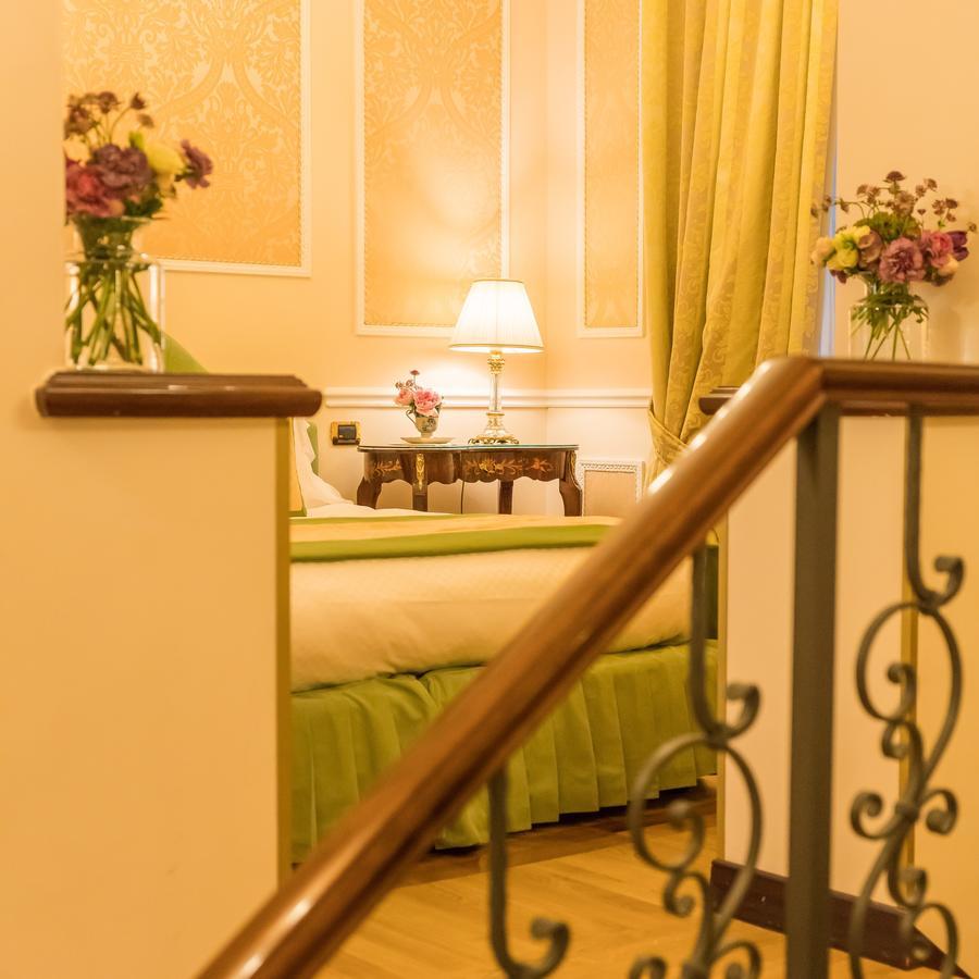 Hotel Bernini Palace Флоренція Екстер'єр фото A room at the hotel