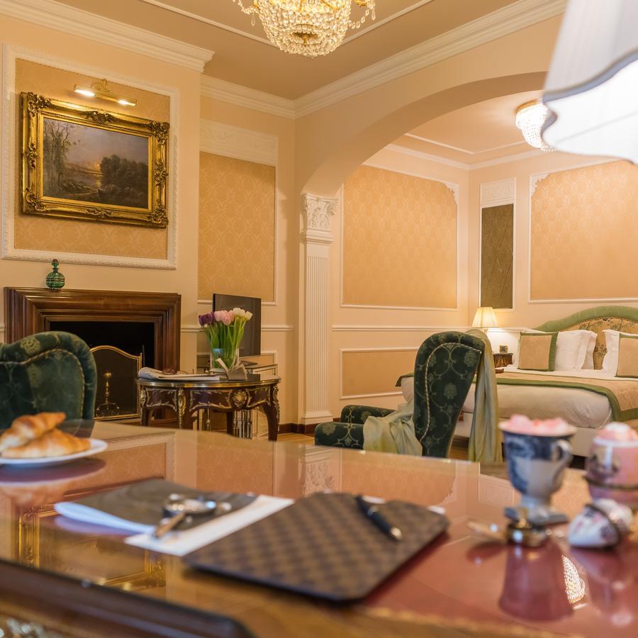 Hotel Bernini Palace Флоренція Екстер'єр фото A suite at the hotel
