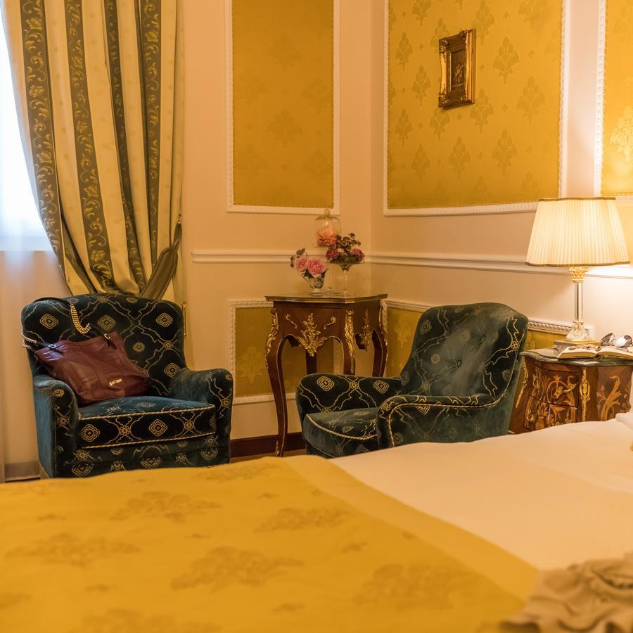 Hotel Bernini Palace Флоренція Екстер'єр фото A room at the hotel