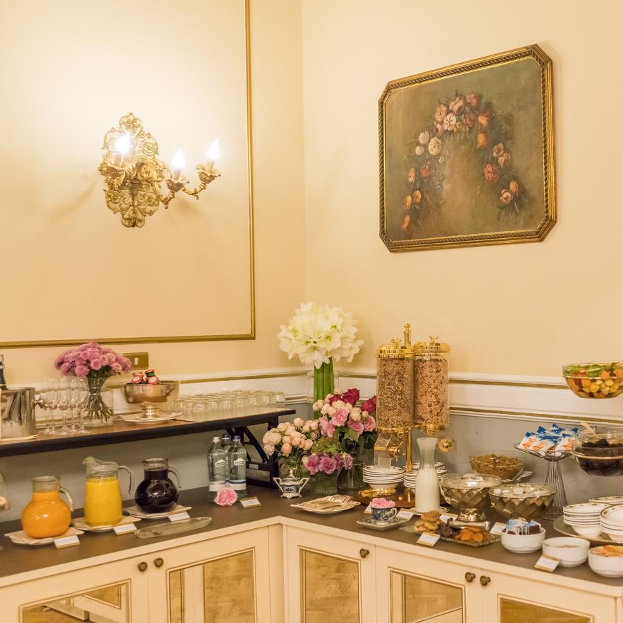 Hotel Bernini Palace Флоренція Екстер'єр фото A typical afternoon tea at the Ritz