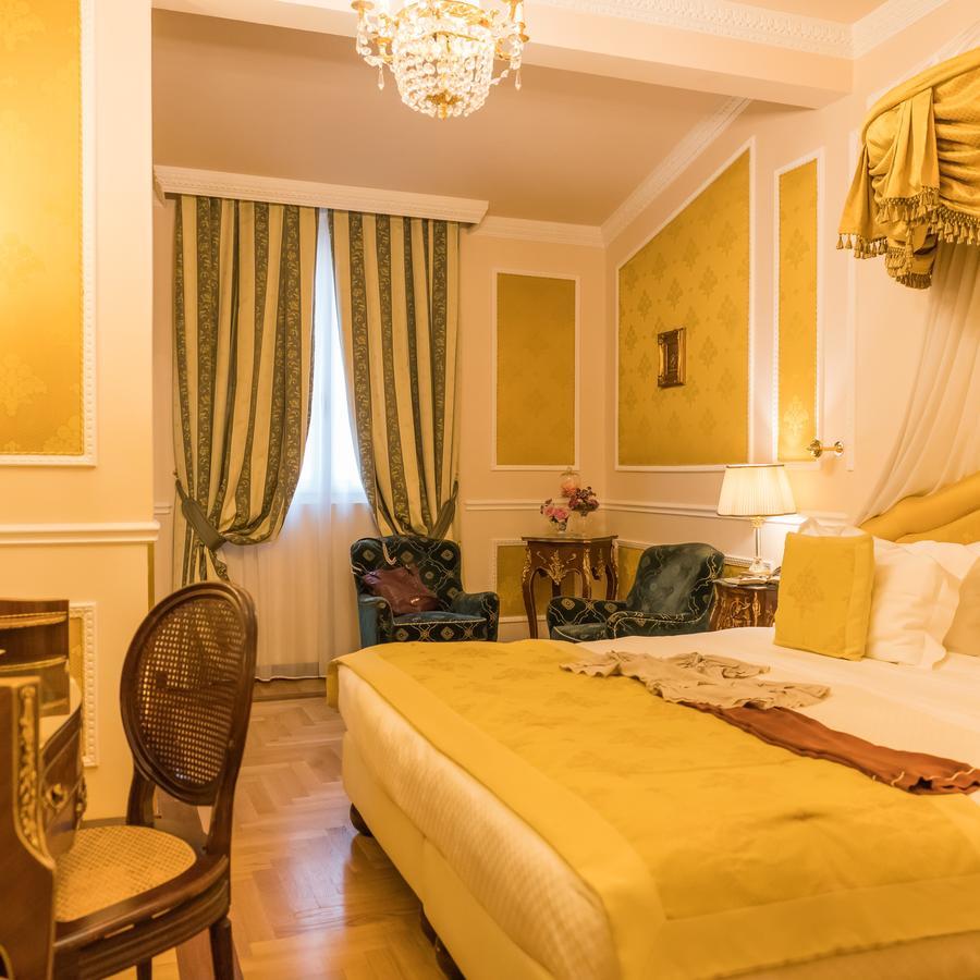 Hotel Bernini Palace Флоренція Екстер'єр фото A room at the hotel