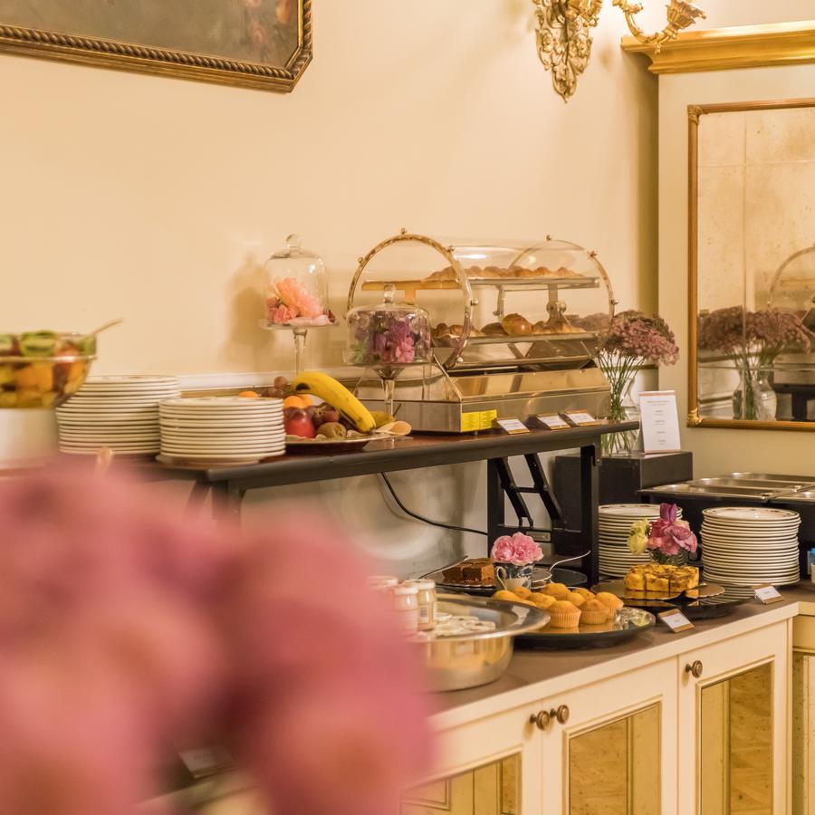 Hotel Bernini Palace Флоренція Екстер'єр фото A buffet at a hotel
