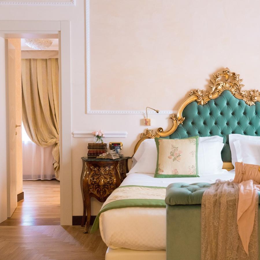 Hotel Bernini Palace Флоренція Екстер'єр фото A room at the hotel