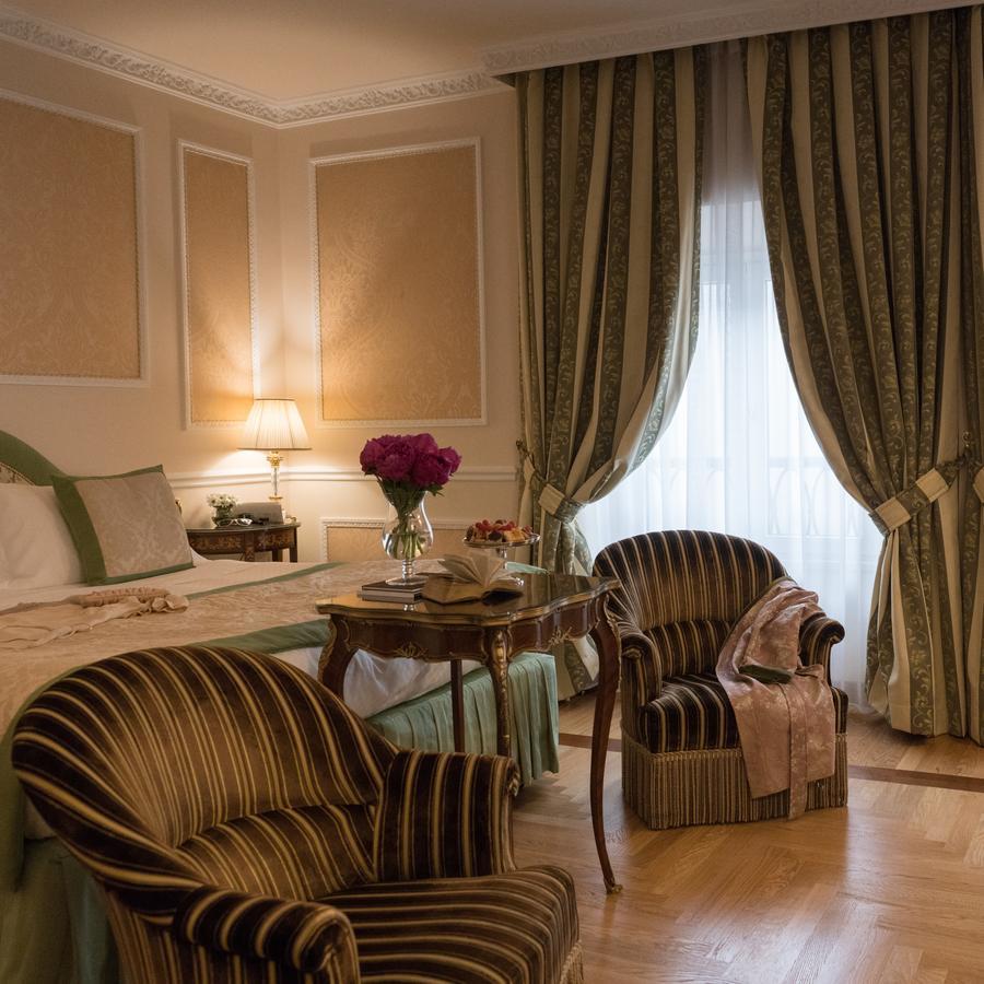 Hotel Bernini Palace Флоренція Екстер'єр фото A room at the hotel