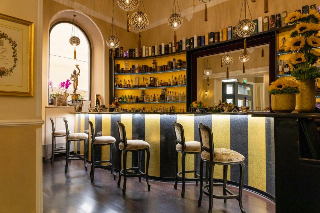Hotel Bernini Palace Флоренція Екстер'єр фото The bar at the hotel